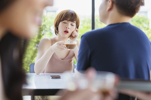 デートで女性が退屈しているサイン