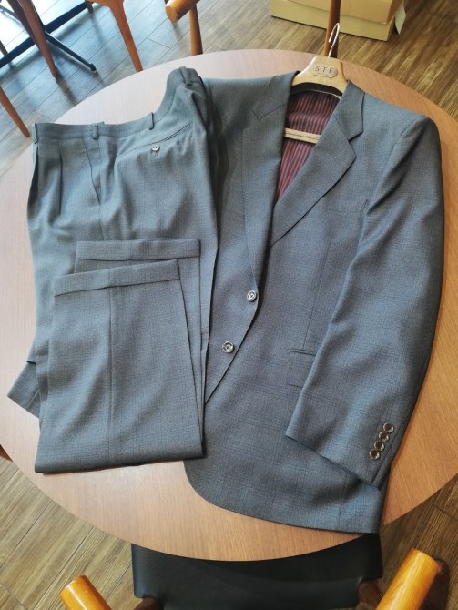 「2019年春夏」イタリア製服地「REDA（レダ）」のチェックのスーツのオーダー事例。