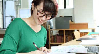 オンラインでデッサンを学んで背景に自分の絵を飾ろう！