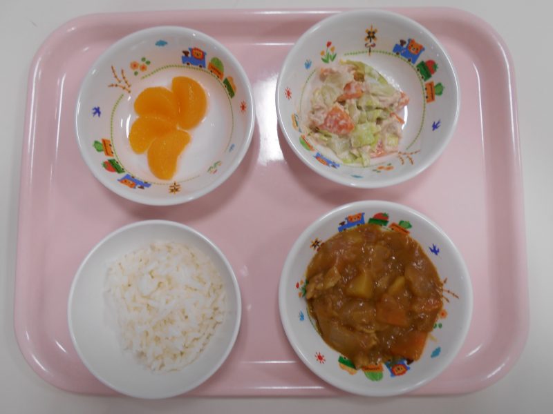 今日のお給食はカレーシチューです♪