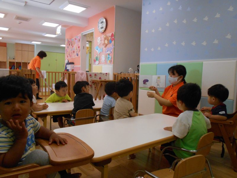 読み聞かせプログラム　たくさん絵本を読みました。