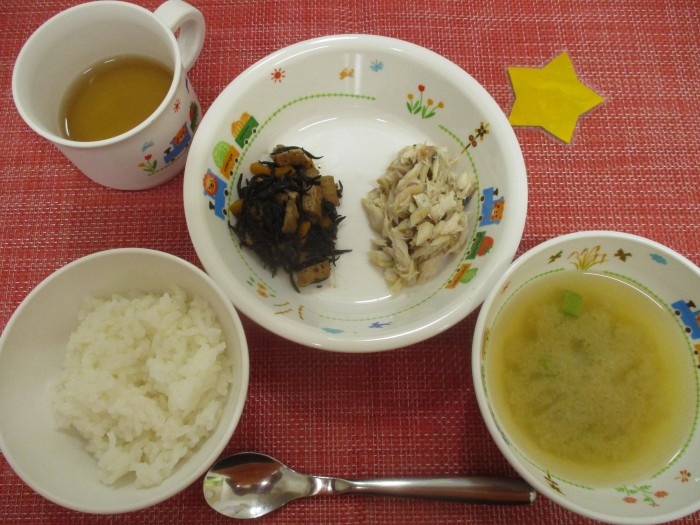 【8月27日㈫の給食・おやつ】