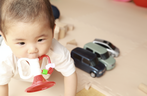 子どもが何でも口にしてしまう理由