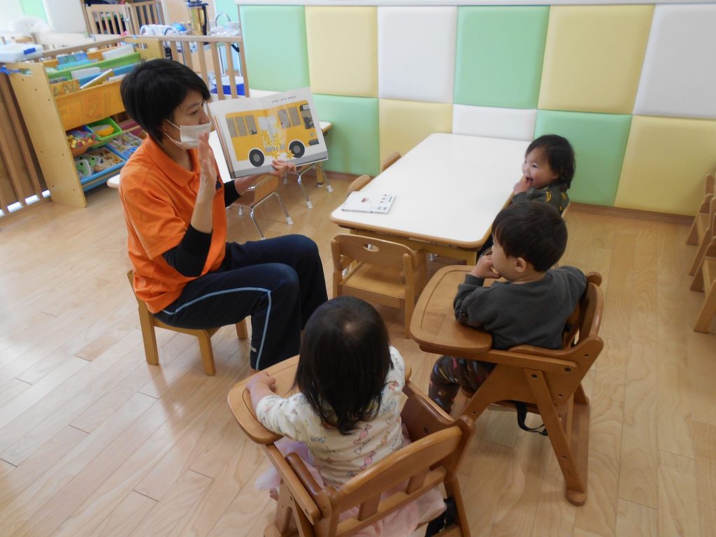 読み聞かせプログラム　もも組さん♪