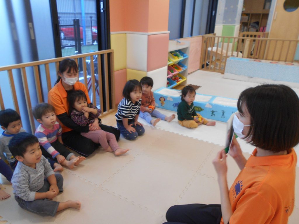 読み聞かせプログラム　いちご組さん