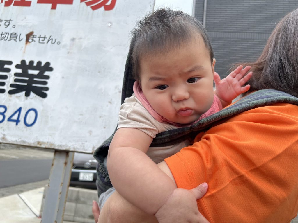 お散歩に行ったり、マラカスを作ったりして遊びました?