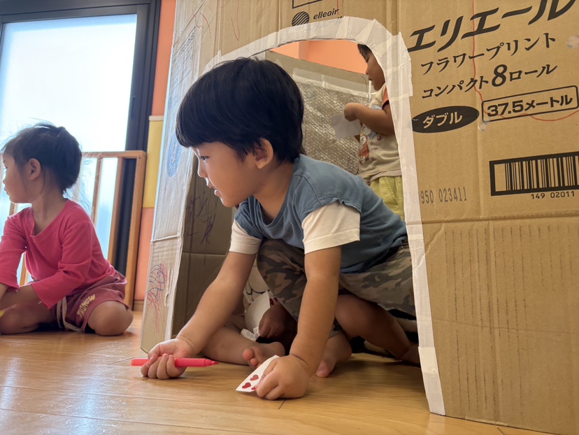 園ブログ　ダンボールハウスで遊びました