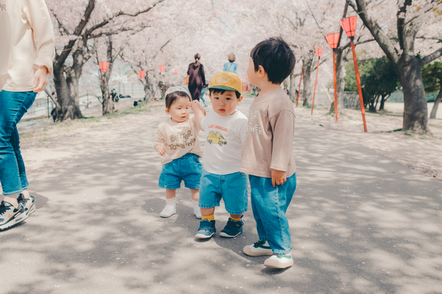 桜の花びら、草の匂い。春の自然が赤ちゃんの脳を育む理由