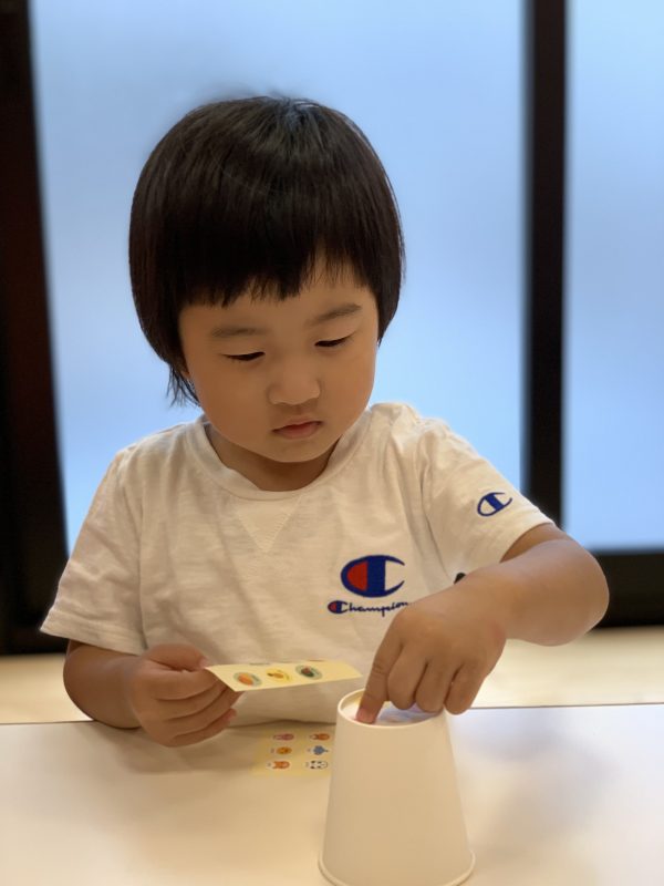 シール貼り遊び