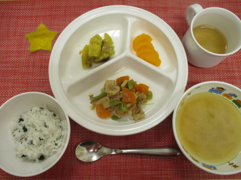 【8月13日㈫の給食・おやつ】