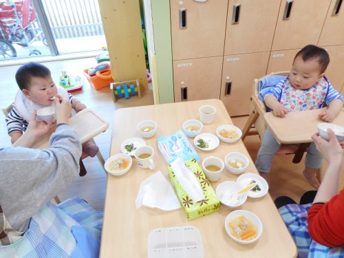 【小規模保育奏の杜園】モグモグ＊パクパク　給食おいしいよ！