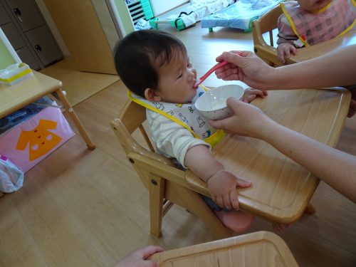 モグモグ(´～｀)なんでも食べられるよ♪