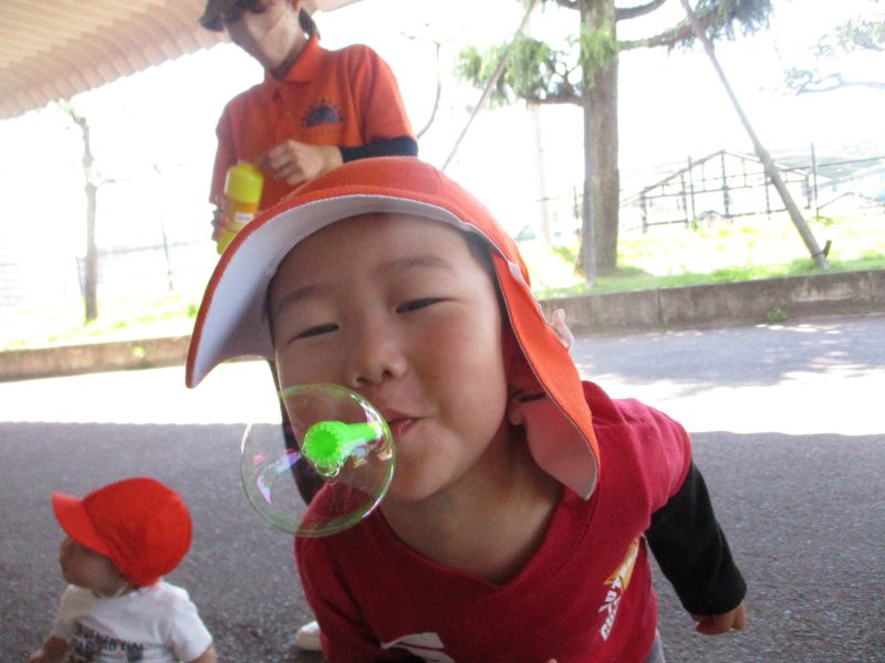 シャボン玉とんだ〜♪