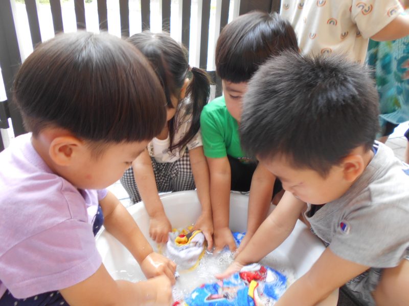 氷あそびに洗濯ごっこ♪