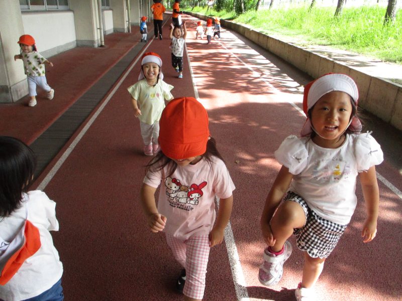 でーたでーた月が〜♪