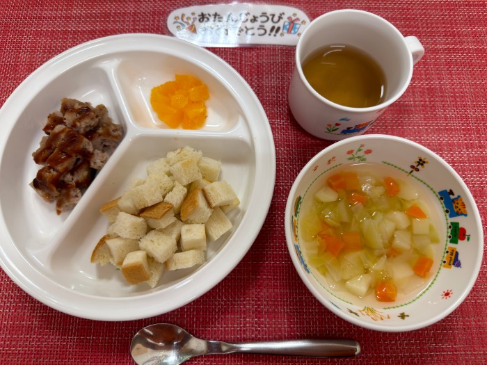【12月25日㈭の給食・おやつ】誕生日会