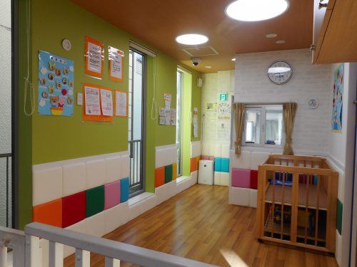 サンライズキッズ保育園　保育室内
