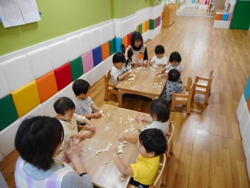 肌寒く雨が降っていたのでお部屋で遊びました