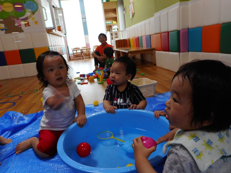 今週初めは猛暑でした。　水遊び始めました。