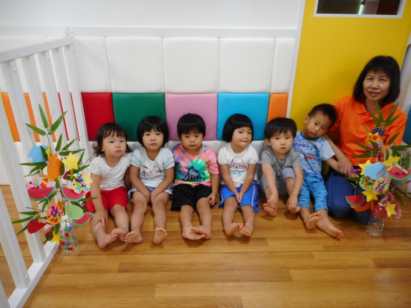 遅くなりました、七夕の集合写真です