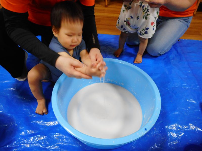 片栗粉をといて感触遊びをしました