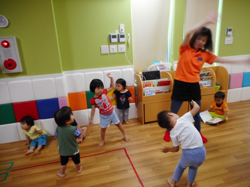 はじめてお外で水遊びをしました