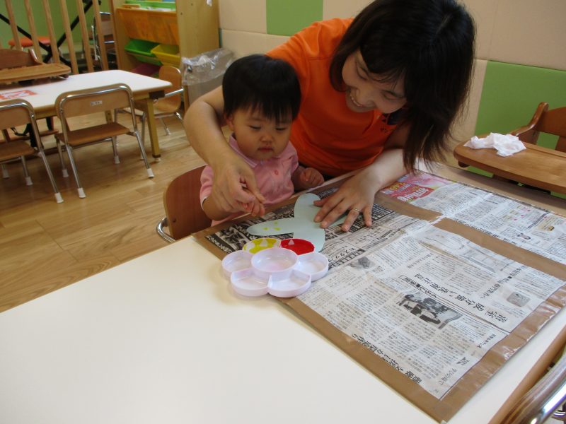 ０歳児（ももぐみ）のおともだちの製作の様子(^O^)／