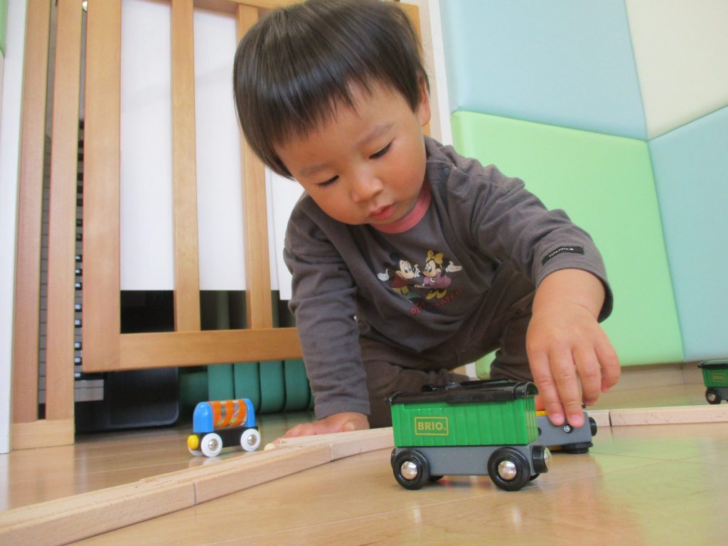 初めての絵の具🎨と大好きな電車観賞🚋