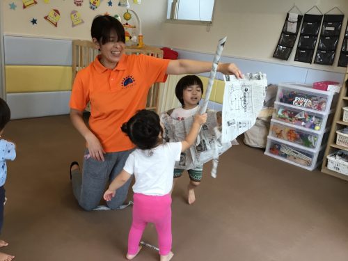 新聞紙遊びをしたよ