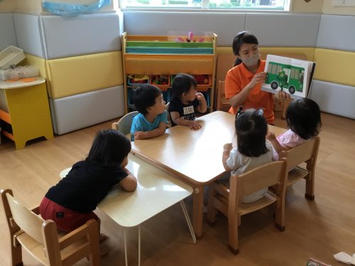 絵本の読み聞かせ