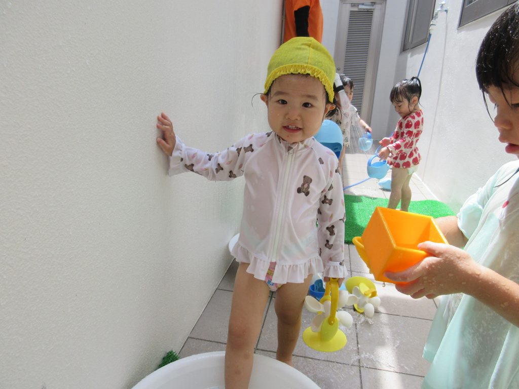 お水遊びがスタート★園健診の様子