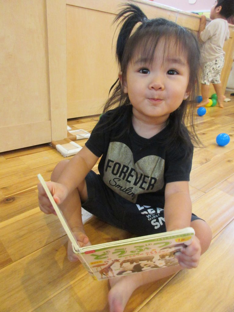 絵本「かくれているのはだあれ」