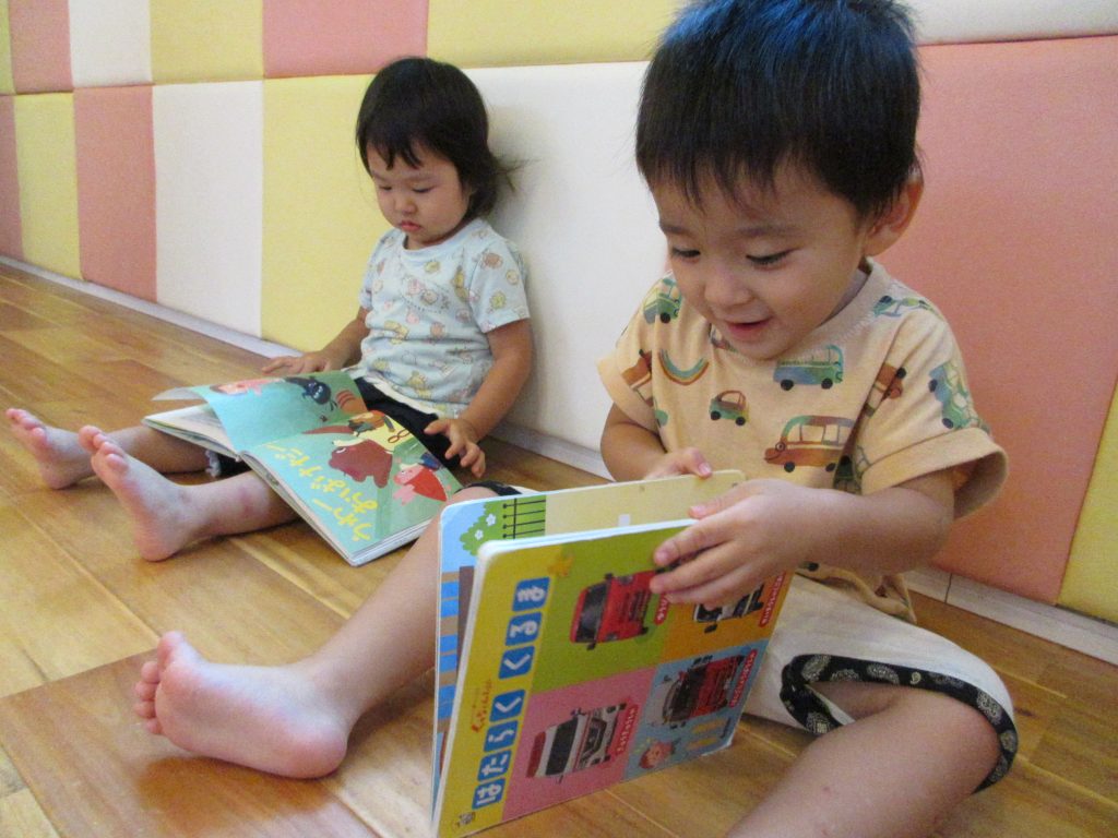 絵本「いろいろおちば」