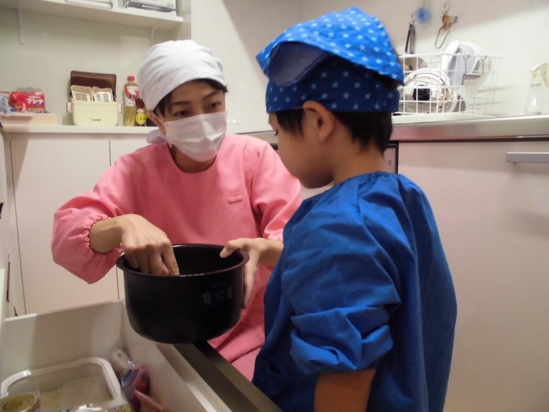 【小規模保育園：小田原園】初めてのお米研ぎ✨＆夏の戸外活動?