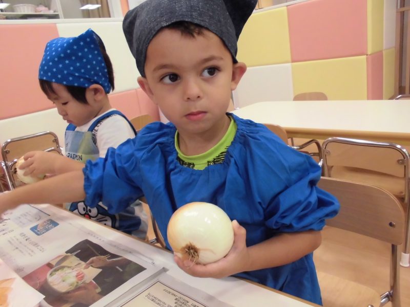 【小規模保育園：小田原園】りんご組　食育（給食作りのお手伝い）