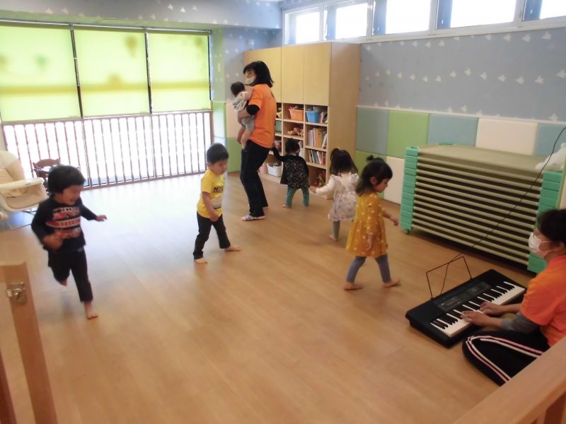 【小規模保育園：小田原園】カリキュラム『リトミック』『体操』