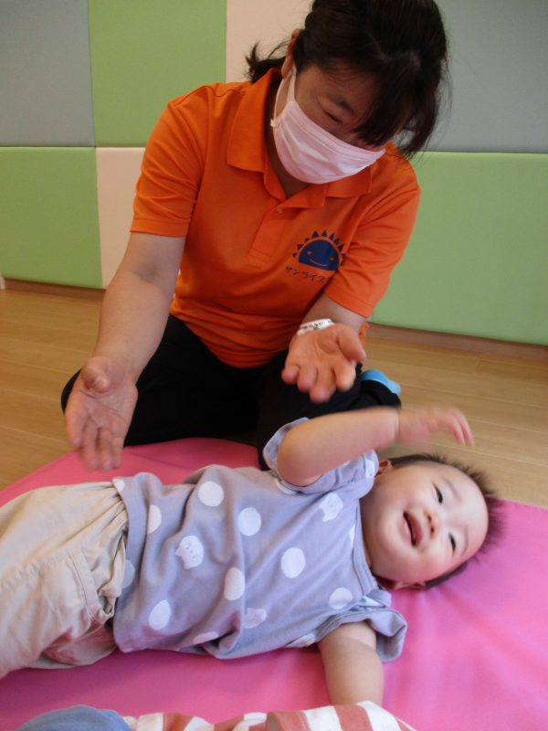 【小規模保育園：小田原園雨の日の室内遊び】