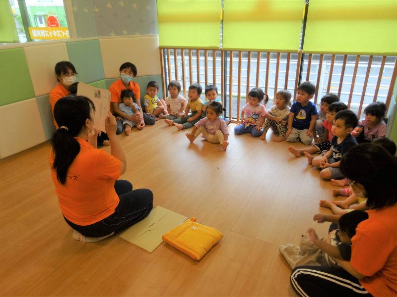 【小規模保育園：小田原園】読み聞かせ（避難訓練）