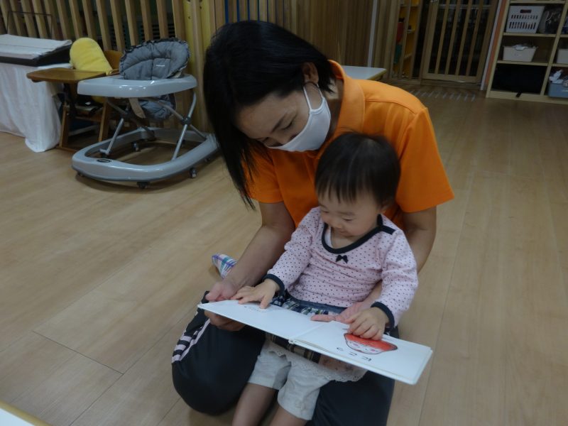 【小規模保育園：小田原園】絵本プログラム（ページめくり）