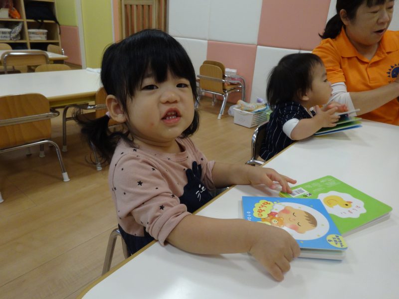 【小規模保育園：小田原園】絵本プログラム（興味がない子）
