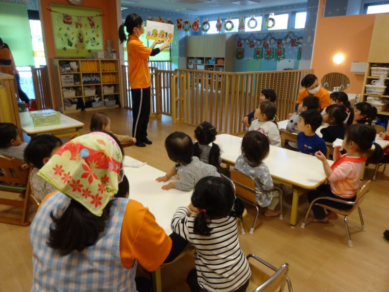 【小規模保育園：小田原園】絵本プログラム　朝の会の読み聞かせ