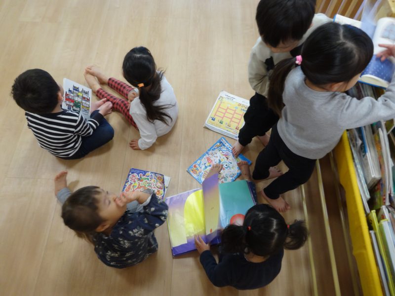 【小規模保育園：小田原園】絵本プログラム　午睡後の絵本時間☆彡