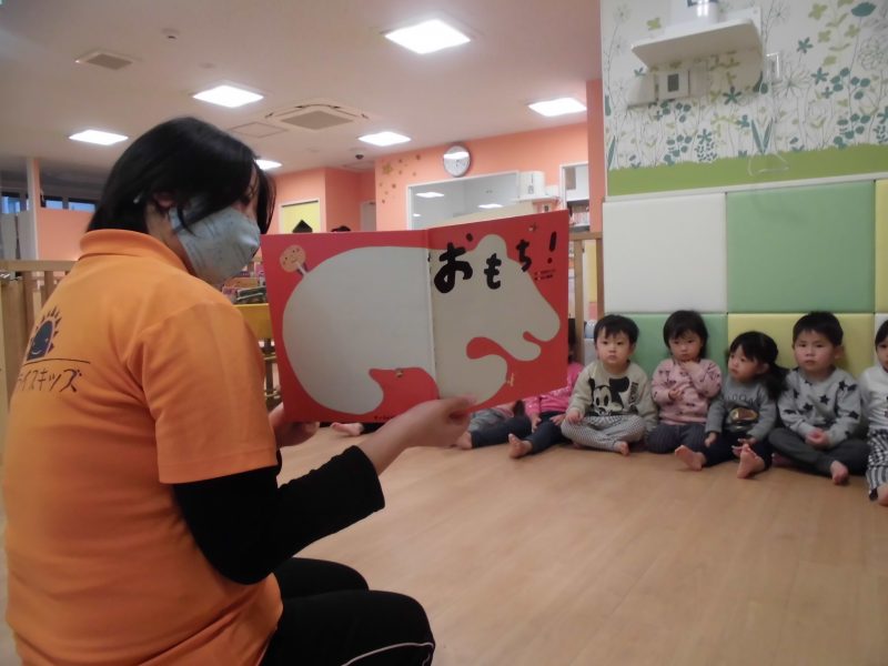 【小規模保育園：小田原園】絵本プロジェクト　お餅つき(^-^)