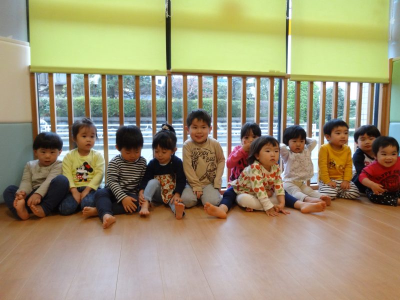 【小規模保育園：小田原園】絵本プログラム 　お帰りの会の前の読み聞かせ