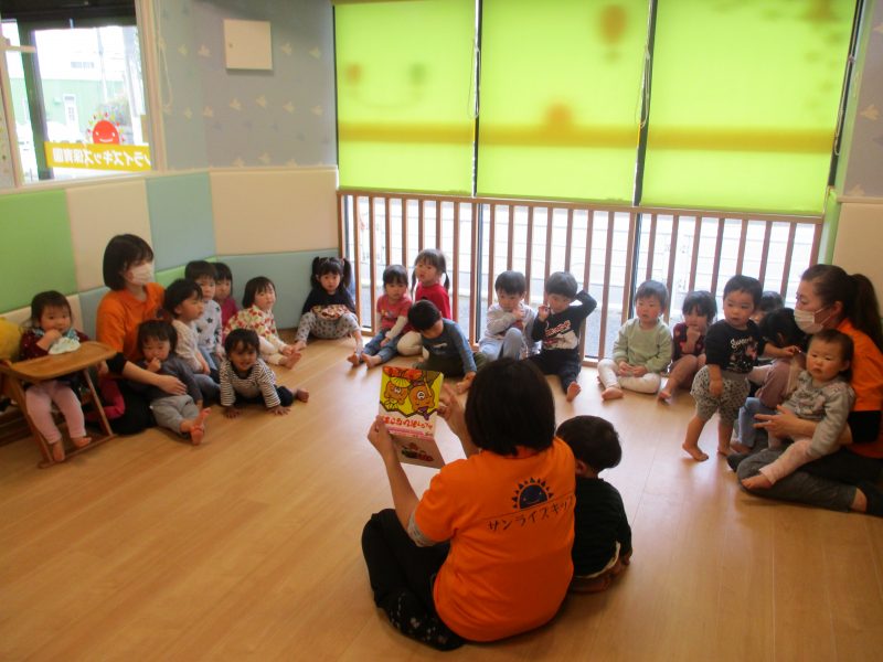 【小規模保育園：小田原園】絵本プログラム　ひな祭り?
