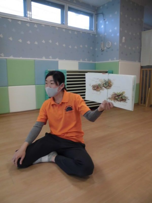 【小規模保育園：小田原園】絵本プログラム　いちご?