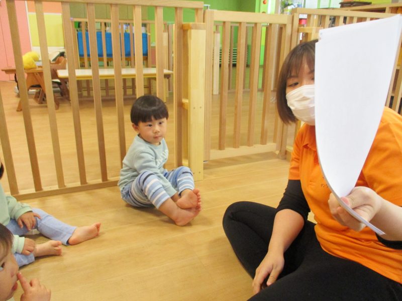 【小規模保育園：小田原園】絵本プログラム　「どんなにきみがすきだかあててごらん」