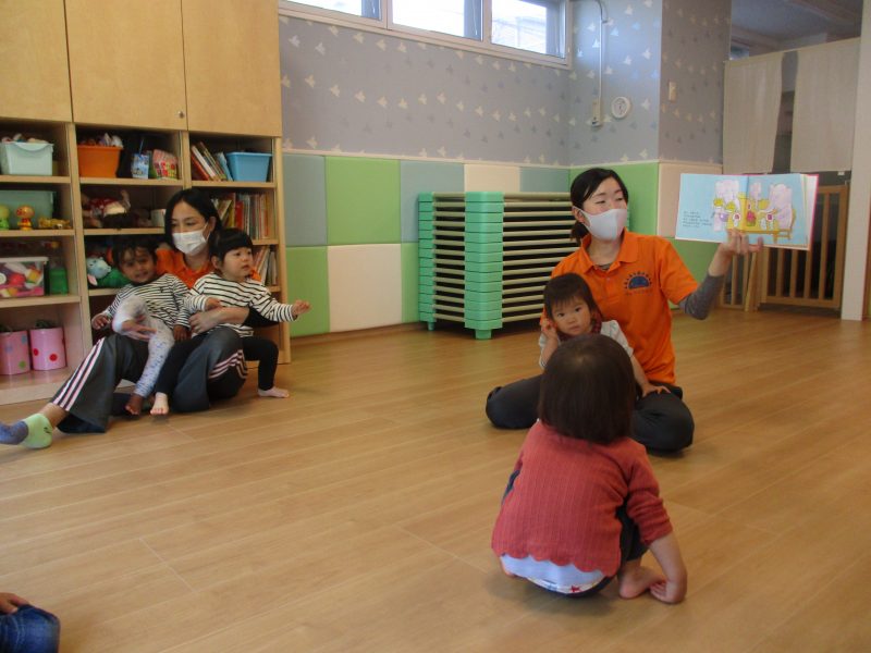 【小規模保育園:小田原園】絵本プログラム　想像が膨らむ絵本♫