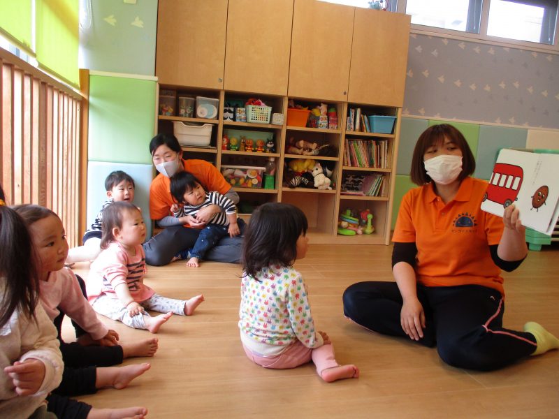 【小規模保育園：小田原園】絵本プログラム　おべんとうばす♪