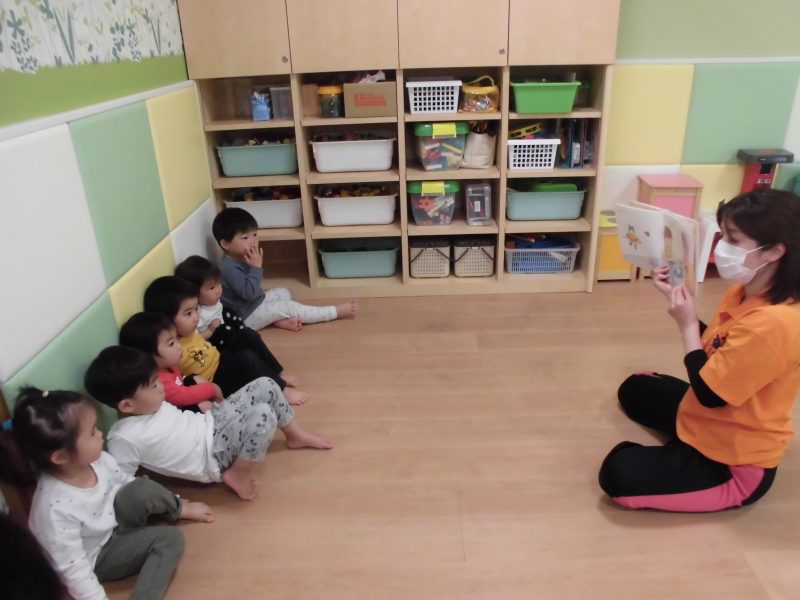 【小規模保育園：小田原園】絵本プログラム　お手伝い♪